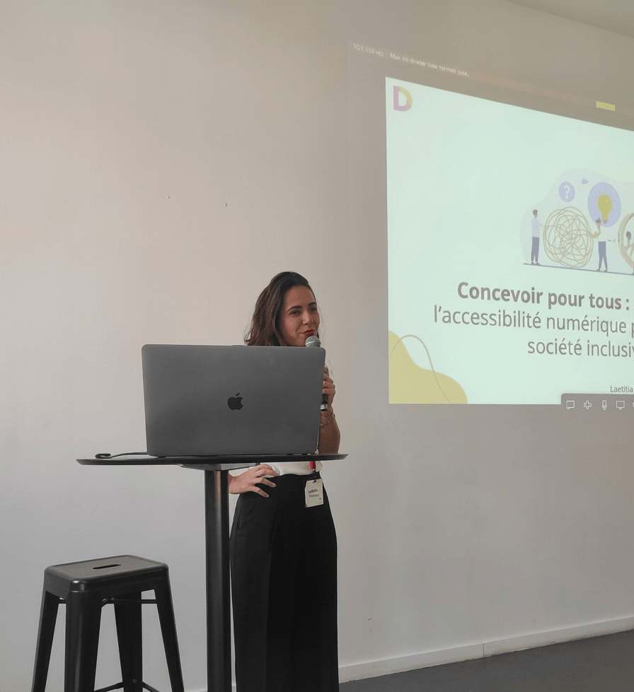 Photo de Laetitia Digard donnant une formation à la mêlée numérique sur l'accessibilité numérique